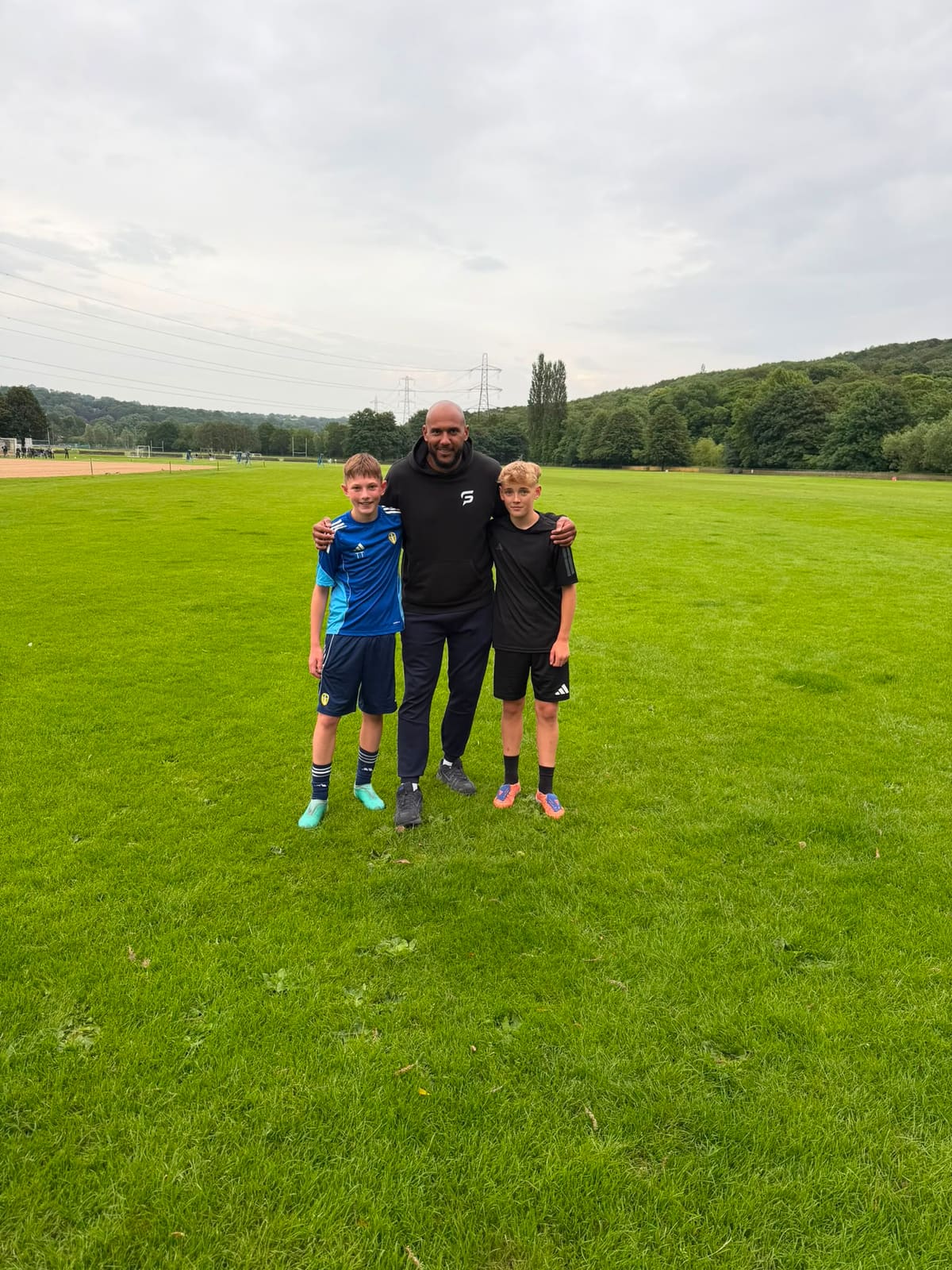 Tim Abeyie with two young footballers after a 1-to-1 session